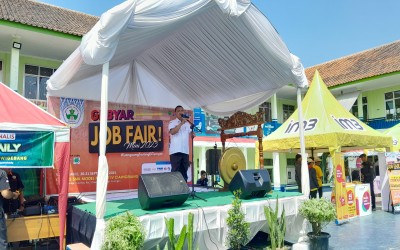 Sekretaris Disnakertrans Membuka Kegiatan Job Fair Di SMK Model Patriot IV Ciawigebang
