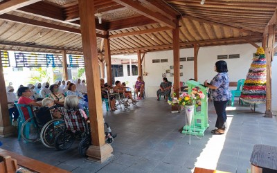 Siswa Layanan Kesehatan SMK Model Patriot IV Ciawigebang Kunjungi Panti Wreda Widhi Asih di Surakarta