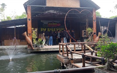 Siswa SMK Model Patriot IV Ciawigebang Menikmati Karaoke dan Makan Siang di RM Bale Wukir dalam Jeda Istirahat Kunjungan Industri